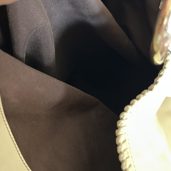 Gucci large hobo style purse w gold hardware inside is immaculate - Picture 7 of 7